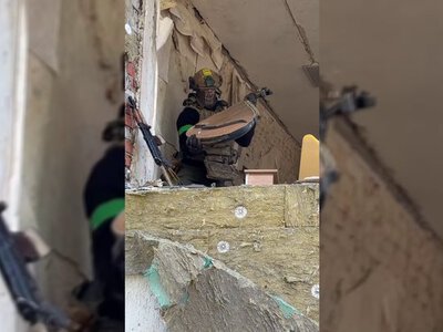 У Слов’янську військовий врятував бандуру з будинку, зруйнованого авіабомбою
