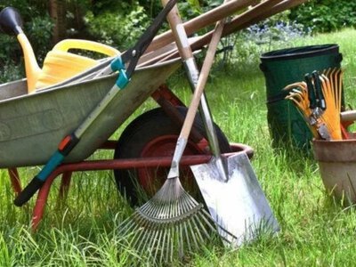 Кілійські комунальники нагадують містянам, хто має доглядати за територією за парканом