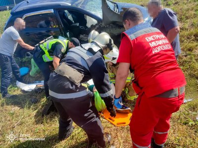 Поблизу Вінниці рятувальники деблокували жінку з понівеченого автомобіля після ДТП