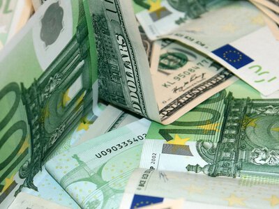 Готівковий долар дорожчає слідом за міжбанком: банки переписали цінники