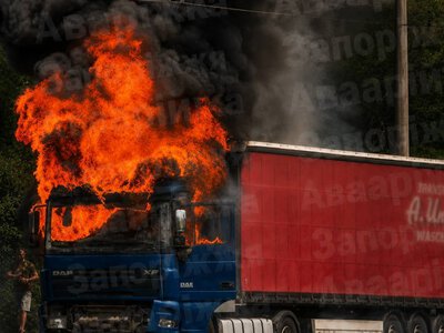 Ворог продовжує атакувати Запоріжжя - постраждав водій вантажівки, тисячі людей залишилися без світла (фото, відео)
