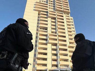 У Німеччині поліція оточила багатоповерхівку через камінь, скинутий на поліцейський автомобіль