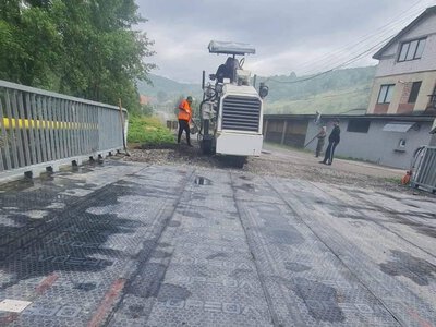 Закарпатські дорожники взялися за Мукачівщину: де кипить робота та ремонтують важливий міст