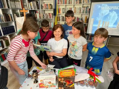Казки, що вчать добру: у Моршинській бібліотеці гостювала письменниця Наталія Тріщ