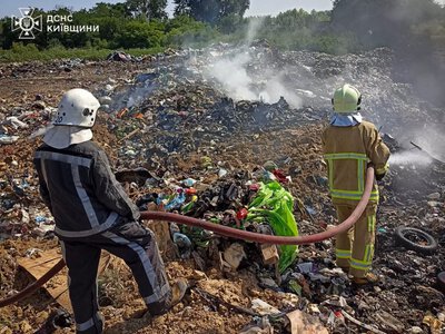 На Обухівщині рятувальники загасили пожежу на несанкціонованому сміттєзвалищі