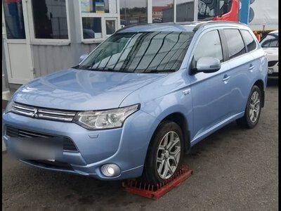 На кордоні затримали жительку Тернопільщини за кермом авто, викраденого у Великій Британії 
