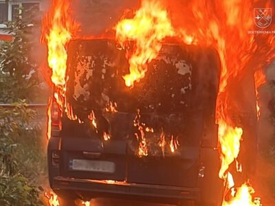 У Шостці унаслідок ворожої атаки згорів автомобіль та вибито вікна у будинках