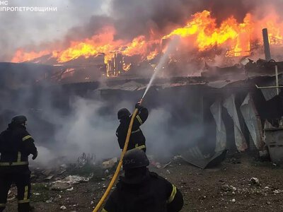 Вибухи на Криворіжжі: росіяни вдарили по підприємству, виникли пожежі, є поранені