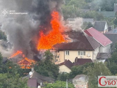 Дах палав на 300 квадратних метрах: у Житомирі господар будинку отримав опіки