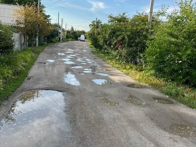 Після дощу — як після обстрілу: у приватному секторі Крюкова дороги перетворилися на суцільні ями