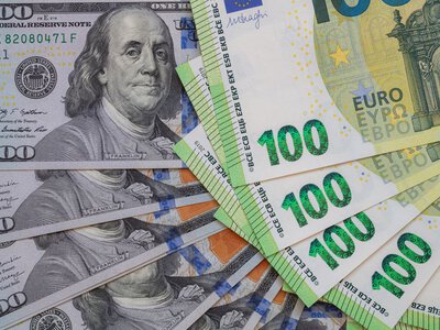 Долар та євро різко змінили курс в обмінниках: скільки коштує валюта сьогодні