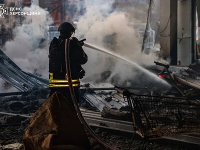 У Херсоні загорілося складське приміщення після атаки безпілотників