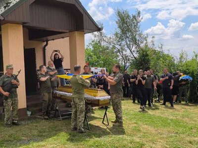Чинадіївська громада попрощалася з полеглим Захисником Василем Дзямком (ФОТО)