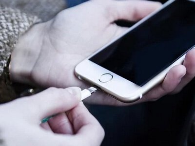 Крапка в багаторічній суперечці: експерти відповіли, чи можна насправді сидіти в телефоні під час зарядки