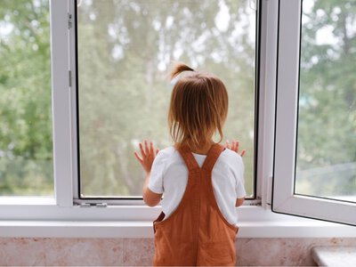 У Сарнах 4-річна дівчинка випала з вікна другого поверху