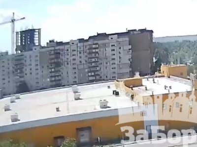 Через падіння уламків шахеда у Запоріжжі загорівся дах Амстору (відео)