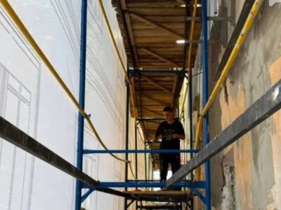 У Києві забудовник почав обклеювати пінопластом пам’ятку архітектури «Хлібна лавка»
