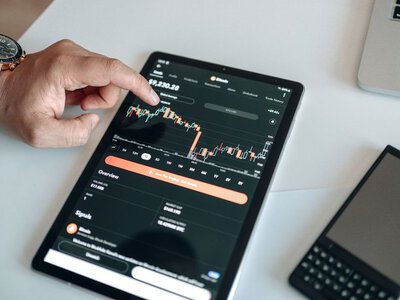 Штучний інтелект знову розігрів ринки: чому акції технологічних компаній стрімко зростають
