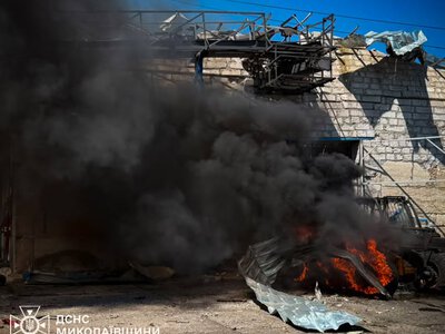 Рятувальники Миколаївщини показали, як ліквідовували наслідки російської атаки на сільськогосподарське підприємство (ФОТО)