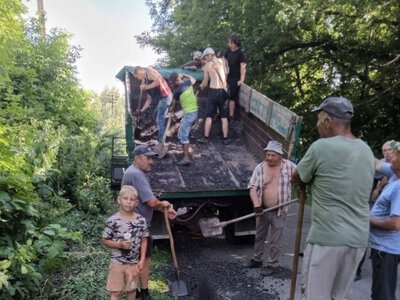 Жителі села на Вінниччині власноруч оновили дороги та впорядкували узбіччя