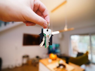 Airbnb підвищує комісію для власників житла: як це вплине на ціни оренди
