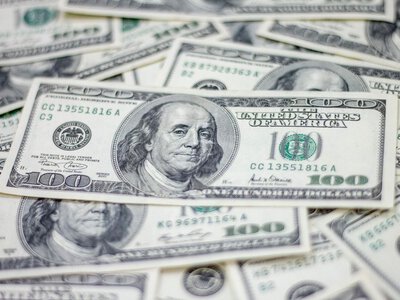 Не варто скуповувати лише долари: у чому українцям зберігати гроші