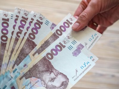 Держава виплачує по 1000 гривень молоді: як швидко оформити допомогу в телефоні та не втратити кошти
