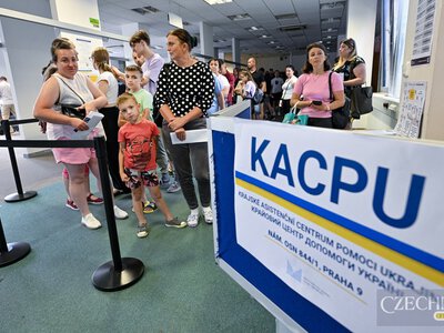 Країни ЄС офіційно продовжили тимчасовий захист українців на один рік: чоловіків обмежили