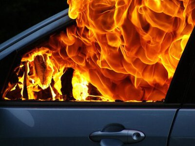 Вночі в Миколаєві підпалили військовий автомобіль