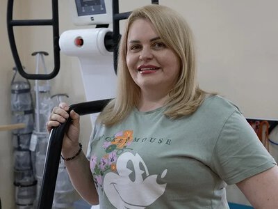 Підприємиця Тетяна Заїкіна з Херсона освоює біонічний протез після втрати ноги