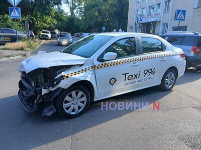 Таксі та Volkswagen зіткнулися у Миколаєві