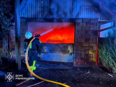 У Рівненському районі в селі Колоденка горів гараж та покрівля будинку