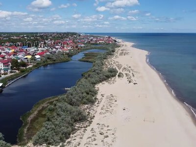 Туристичний бум всупереч мінам: як виживає Кароліно-Бугаз без офіційного відкриття пляжів