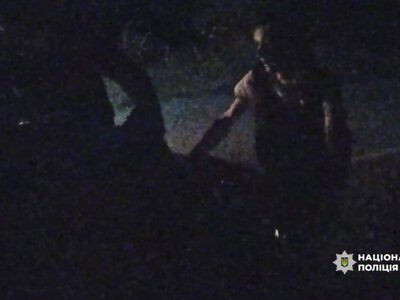 Поліцейські показали кадри евакуація пораненого унаслідок ворожого обстрілу підлітка у прикордонному селі Чернігівщини (Відео)