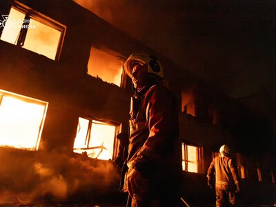 Росіяни вночі вдарили по Києву балістикою: двоє загиблих, горіли складські приміщення (ФОТО)