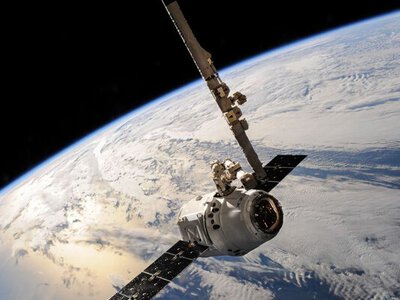 Невидимі уламки атакують орбіту Землі: вчені пояснили, чим це загрожує