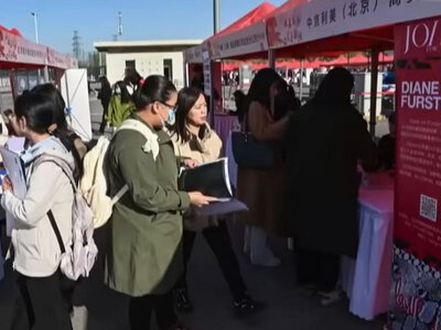 Мільйони випускників китайських вишів стикаються з проблемами на ринку праці (ВІДЕО)