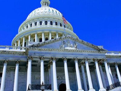 Демократи в Конгресі США занепокоєні тим, що антиросійський санкційний законопроєкт надасть Трампу нові митні повноваження