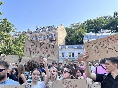 Сотні людей у Києві вийшли на протест проти відставки Федорова (ФОТО)