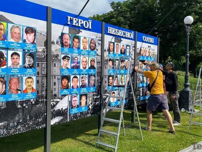 У Кременчуці на стенди пам’ятного знака Героям Небесної Сотні повернули світлини