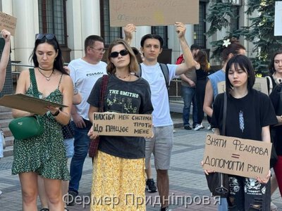 Відставка Федорова - у Дніпрі люди з картонками вийшли на мирну акцію протесту 
