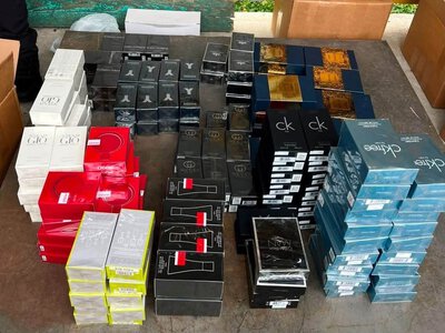 На Закарпатті викрили «ароматну» контрабанду: під виглядом одягу через кордон намагалися провезти елітні парфуми на пів мільйона гривень