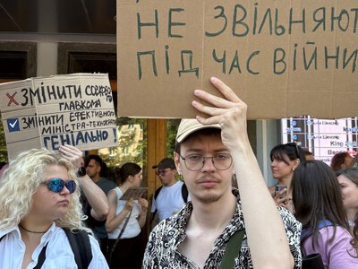 «Успішних міністрів не звільняють під час війни». Фоторепортаж з акції на підтримку Федорова у Києві