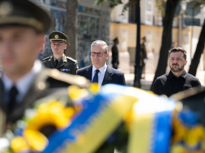Зеленський зустрівся зі Стармером у Києві, лідери віддали шану полеглим українським воїнам