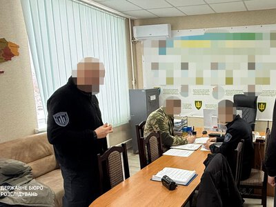 Екс-заступнику Рівненського обласного ТЦК, який брав хабарі автомобілями, загрожує до 10 років за ґратами