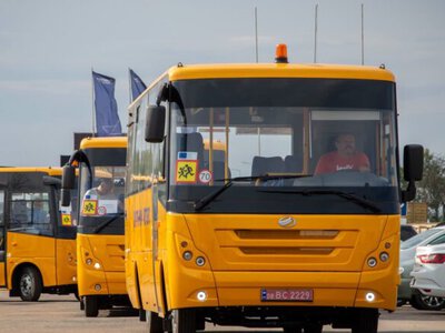 Одещина отримала першу партію інклюзивних шкільних автобусів: транспорт передали громадам області