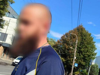 У Рівному п`яний водій в`їхав у припарковане авто та втік