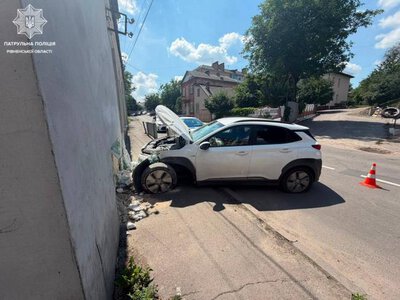 У Рівному кросовер врізався у будинок