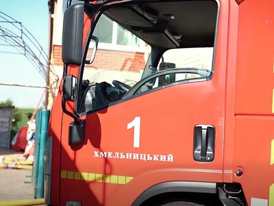 На Хмельниччині сусід і поліцейські врятували родину з палаючого будинку