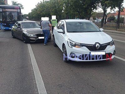 Renault і BMW зіткнулися на проспекті в Миколаєві: рух утруднений